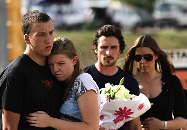 克里斯蒂安•贝尔（Christian Bale）和妻子一起到医院探望枪击案的受伤者，并献花悼念死难者。(Joshua Lott/Getty Images)