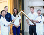 2012年7月26日，英國倫敦，英國王室成員威廉王子、凱特王妃及哈利王子在白金漢宮迎接奧運聖火。(IAN WEST/AFP)