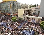 7月28日，江苏启东，聚集在市政府大楼外的抗议者和警察。（图片来源Getty Images）