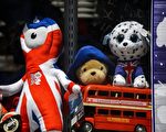 2012年倫敦奧運紀念品貴得嚇人，讓觀光客手軟。（FABRICE COFFRINI / AFP）