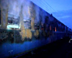 2012年7月30日，印度1列驶往南部清奈市（Chennai）的载客火车途，在安德拉省（Andhra Pradesh）奈洛里镇（Nellore）附近起火，恐已造成30人死亡。（NWS / AFP）