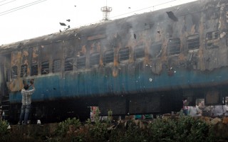 印度火车大火 至少47死