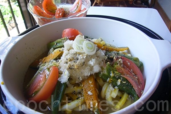 “五色冷香乌龙面”以各色的蔬菜增进食欲和营养,在白色乌龙面Q劲的衬托下更挑动人的食欲。(摄影:容乃加/大纪元) “五色冷香乌龙面”以各色的蔬菜增进食欲和营养,在白色乌龙面Q劲的衬托下更挑动人的食欲。(摄影:容乃加/大纪元)