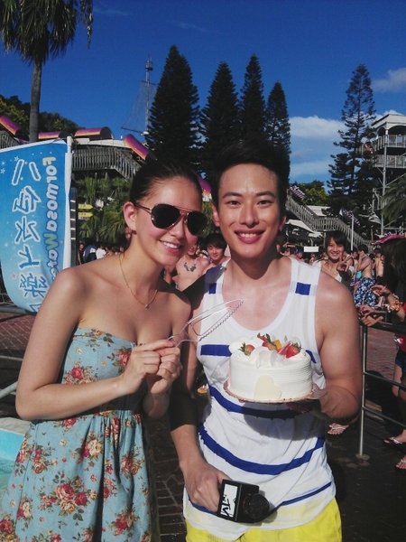 “西洋华语封神榜”主持人之一连仲伟顶大太阳,至某水上乐园出外景,艺人昆凌突访现场,意外制造惊喜替连仲伟庆生。(图/三立提供) “西洋华语封神榜”主持人之一连仲伟顶大太阳,至某水上乐园出外景,艺人昆凌突访现场,意外制造惊喜替连仲伟庆生。(图/三立提供)