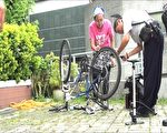 警員體貼外地遊客 修車加款待