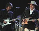 鲍伯‧狄伦（Bob Dylan）（图右）。(Photo credit should read FRED TANNEAU/AFP/GettyImages)