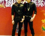 台灣男子團體AK出席香港新城電台舉行的頒獎禮，並拿下「新城國語力跳唱組合」和「新城國語力跳唱歌曲」二項大獎。左為沈建宏，右為陳奕。(圖/達騰娛樂提供)