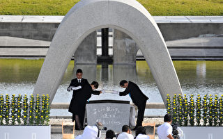 當地時間8月6日，日本廣島原爆67周年，從數千名民眾聚集在廣島平和紀念公園，舉行追悼儀式並於早上8點15分時，寺廟鐘響，群眾集體默哀，哀悼當年廣島被炸的那一刻。(KAZUHIRO NOGI/AFP)