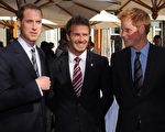 球星大衛•貝克漢姆（David Beckham）(圖中)和威廉(左)及哈利(右)兩位王子關係甚好。（圖/Getty Images）