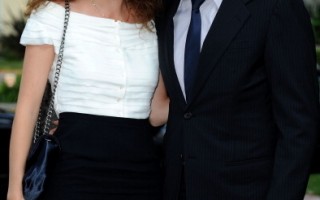 法国最受欢迎，并曾收入最高的喜剧明星丹尼•伯恩（Dany Boon）要到美国洛杉矶落脚。图为2011年9月14日丹尼•伯恩和妻子在洛杉矶的一次晚会上合影（Valerie Macon/Getty Images）