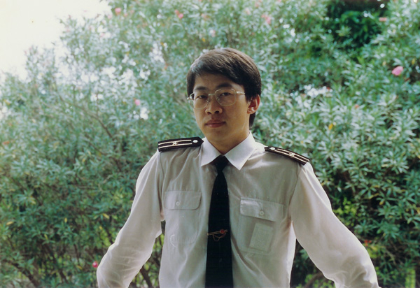 胡志明在單位升任研究所計算機室代理主任,少校軍銜,並多次獲獎勵。(胡志明提供)