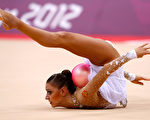 藝術體操個人全能決賽，俄羅斯選手伊芙婕妮雅．卡納耶娃 (Evgeniya Kanaeva)在球的比賽項目中。(Jamie Squire/Getty Images)