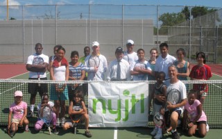 顧雅明參訪青少年網球訓練班 鼓勵學習