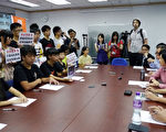 学民思潮昨日与新民党主席叶刘淑仪会面,但叶刘拒绝有传媒在场,学民思潮认为做法无理,中断会面。(摄影:蔡雯文/大纪元)