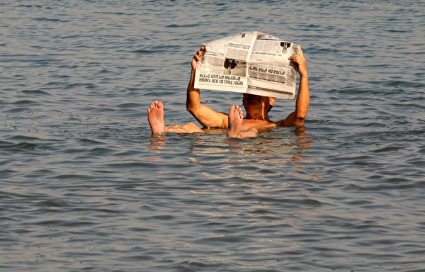 死海含盐量高,有惊人地浮力,让任何人轻易浮在水面。(GALI TIBBON / AFP) 死海含盐量高,有惊人地浮力,让任何人轻易浮在水面。(GALI TIBBON / AFP)