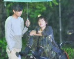 華劇《剩女保鏢》黃鴻升與孟耿因拍淋雨戲而濕身。(圖/三立都會台提供)