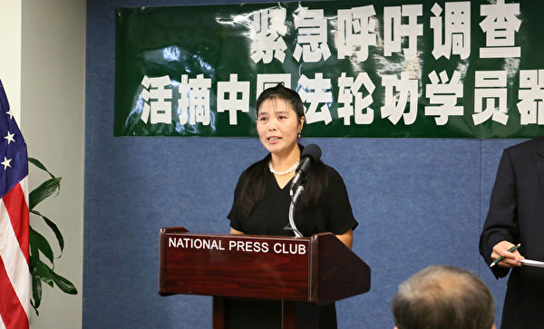 来自中国东北的法轮功学员马春梅说,她在关押期间被强制性输药和验血, “被输入药物后,腿肿得不能走路,特别是脚痛,大约一个月后脚底脱掉厚厚一层壳,身体极度虚弱。”她说,她所在的劳教所,法轮功学员都要体验,抽血,化验, 但不通知检查结果。(摄影:李莎/大纪元) 来自中国东北的法轮功学员马春梅说,她在关押期间被强制性输药和验血, “被输入药物后,腿肿得不能走路,特别是脚痛,大约一个月后脚底脱掉厚厚一层壳,身体极度虚弱。”她说,她所在的劳教所,法轮功学员都要体验,抽血,化验, 但不通知检查结果。(摄影:李莎/大纪元)