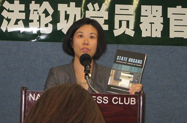 来自“反强摘器官医生协会”代表美国医生方晶女士在新闻会上引用美国伦理公共政策中心资深专家George Weigel的话说:中共已控制中国医学界沦为“杀人企业”。(摄影:董韵/大纪元) 来自“反强摘器官医生协会”代表美国医生方晶女士在新闻会上引用美国伦理公共政策中心资深专家George Weigel的话说:中共已控制中国医学界沦为“杀人企业”。(摄影:董韵/大纪元)