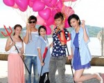 《东门四少》主要演员房思瑜、张雁名、潘慧如、梁正群及瑶涵沂,分送心型气球祝福天下有情人终成眷属。(图/台视提供)