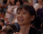 美青阿姨请客  寄养儿听打击乐