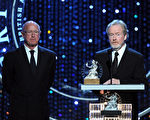 托尼‧斯科特（左）和他的兄弟雷德利‧斯科特2010年11月4日，在洛杉矶接受表彰为全球电影事业做出杰出贡献的大不列颠奖。（图/Getty Images）
