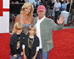 好莱坞著名导演托尼‧斯科特和他的妻子及一对双胞胎儿子（图/AFP）