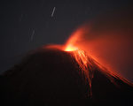 组图：厄瓜多通古拉瓦火山喷发