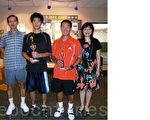 图右二为网球教练丁昌永，左二为丁教练的学生林桐。（图片提供：华人网球协会）