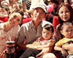 《犀利人妻最終回:幸福男.不難》觀眾攜家帶幼,才上映一週,全台票房已破七仟萬元。(圖/穀得電影提供)