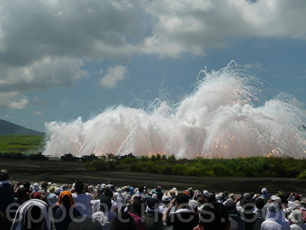 日陸上自衛隊國內最大軍演亮新武器 中日關係 釣魚島 大紀元