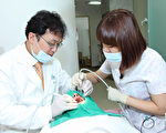 韓國首爾「江南泉牙科醫院」院長文大雄為患者診療。（摄影：全宇/大纪元）