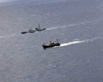 图右为载运保钓人士的船只(AFP/JAPAN COAST GUARD)