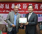 驻华外交暨商务人员参访团访桃县