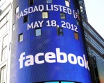 巴倫週刊報導，臉書（Facebook）股價仍嚴重高估，可能僅值15美元。報導一出，臉書股價今天應聲暴跌。圖為2012年5月18日，在紐約時代廣場的納斯達克股票交易所外的屏幕上閃現Facebook標誌。(EMMANUEL DUNAND/AFP/GettyImages)