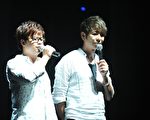 演唱会上荒山亮与王俊杰合作了爵士本版的“天荒地老”歌曲,两人一唱一弹默契十足。(图/马拉音乐提供)