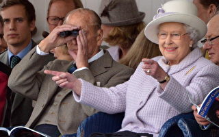 英国女王夫妇观看高地运动会
