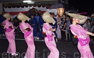 组图：日本富山市盂兰节 尽显日本舞姿