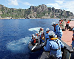 东京地方政府2日派出25人调查团前往钓鱼岛进行了探测，来回历时近十个小时，虽然没有登上钓鱼岛，不过拍摄了整个岛屿自然美丽的生态环境。(AFP/JAPAN POOL VIA JIJI PRESS)