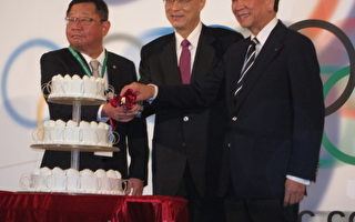 中華民國副總統吳敦義（中）、國際奧會執行委員吳經國（右） 、中華奧會主席蔡辰威（左），4日切蛋榚慶祝中華奧會90週年生日快樂。 （攝影：鍾元／大紀元）