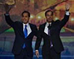 在9月4日的民主黨大會上﹐備受矚目的演講人是37歲的德州聖安東尼奧市長朱利安‧卡斯特羅（Julian Castro）(左)。他的孿生兄弟華金‧卡斯特羅（Joaquin Castro）也在鎂光燈下亮相演講。(Stan HONDA/AFP)
