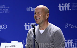 9月6日，好萊塢明星布魯斯‧威利斯（Bruce Willis）在多倫多《 環形使者》出席記者會時心情舒暢。（攝影：李莎/大紀元）