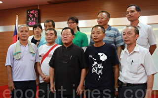 刘政鸿与华隆工会代表希望罢工风波早日落幕，大伙合影。（摄影：许享富／大纪元）
