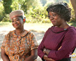 《姊妹》捧红两位黑人女星薇拉•戴维丝(Viola Davis)与奥塔薇亚•史班森(Octavia Spencer)。(图/福斯国际提供)