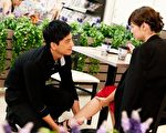 周幼婷和Duncan近来勤练探戈,周幼婷跳到小腿酸痛、数度抽筋,导演加了Duncan帮女主角贴酸痛药布的戏。(图/台视提供)