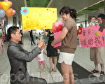 职业军人黄耀德在高铁站下跪求婚 （摄影：陈建霖／大纪元）