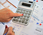 圖：一名法國人正在填寫各種報稅單（PHILIPPE HUGUEN/AFP/GettyImages）