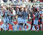 武西尼奇（9号）与队友庆贺进球。（Valerio Pennicino/Getty Images）