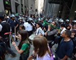 2012年9月17日，占领华尔街运动的一周年纪念日。图为警察阻止示威队伍进入华尔街。（Stan HONDA / AFP）