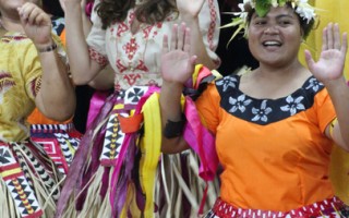 威廉夫婦訪圖瓦盧 穿民族服飾與民共舞