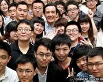中華民國總統馬英九（中）在台南陸生活動中與大陸留學生合照（台灣中華青年交流協會提供圖片）